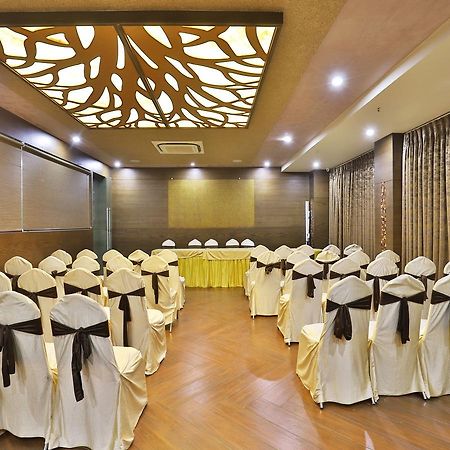 Oyo 13253 The Grand Vinayak Hotel Ahmedabad Bagian luar foto