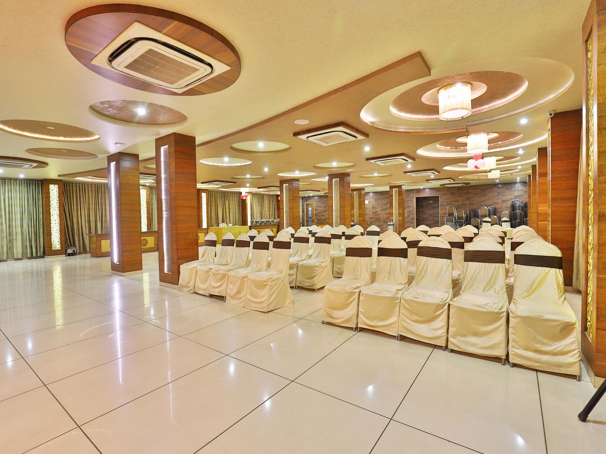 Oyo 13253 The Grand Vinayak Hotel Ahmedabad Bagian luar foto