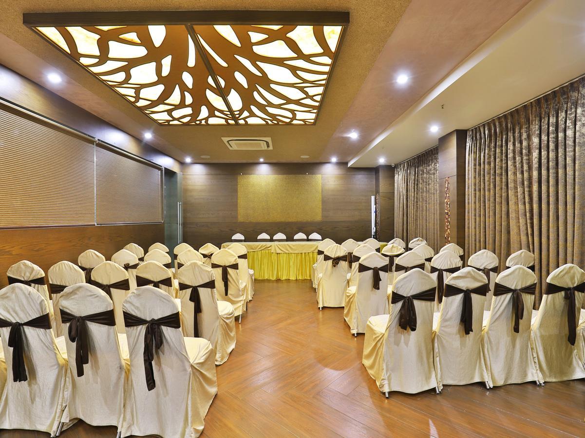 Oyo 13253 The Grand Vinayak Hotel Ahmedabad Bagian luar foto
