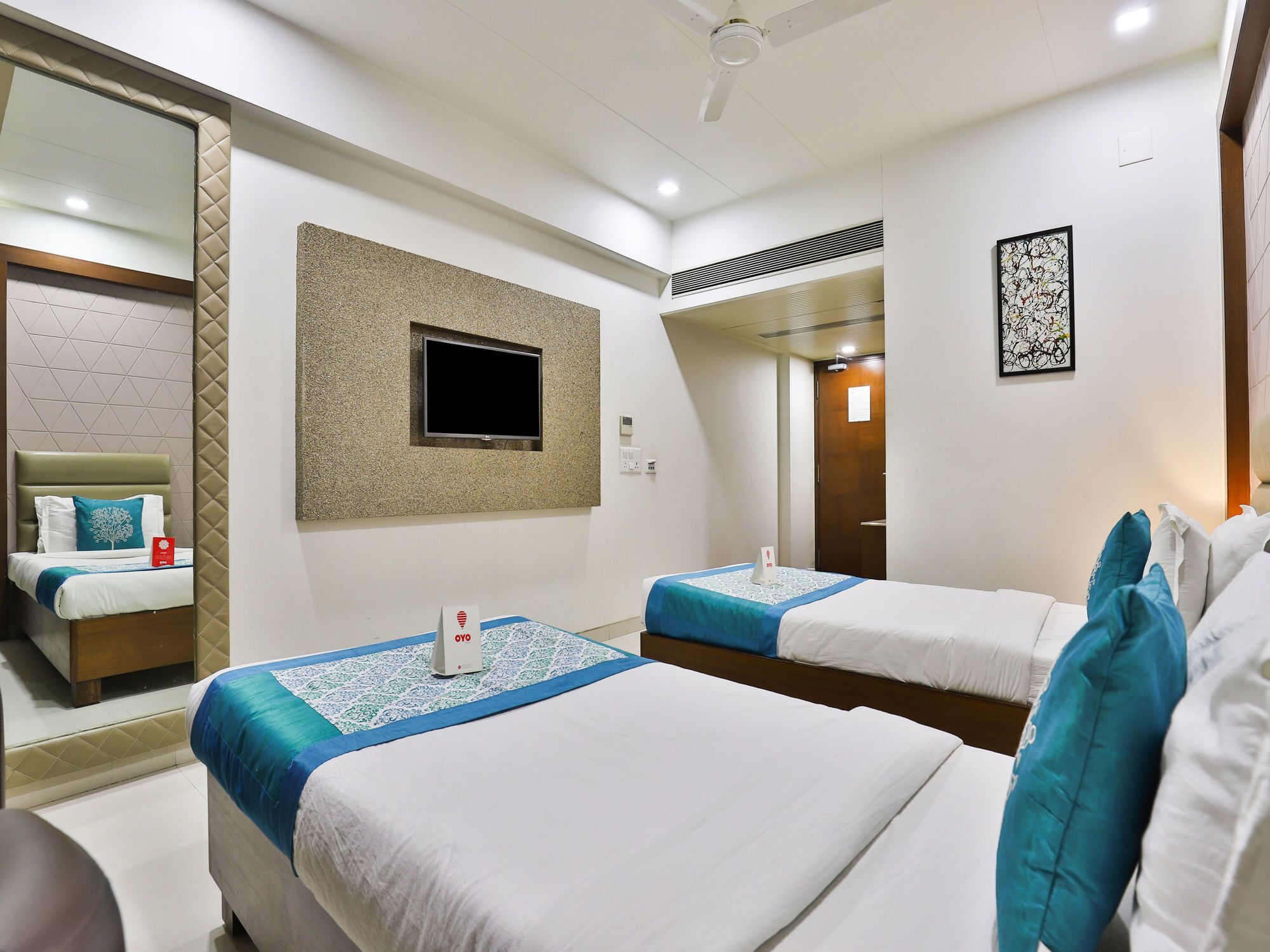 Oyo 13253 The Grand Vinayak Hotel Ahmedabad Bagian luar foto