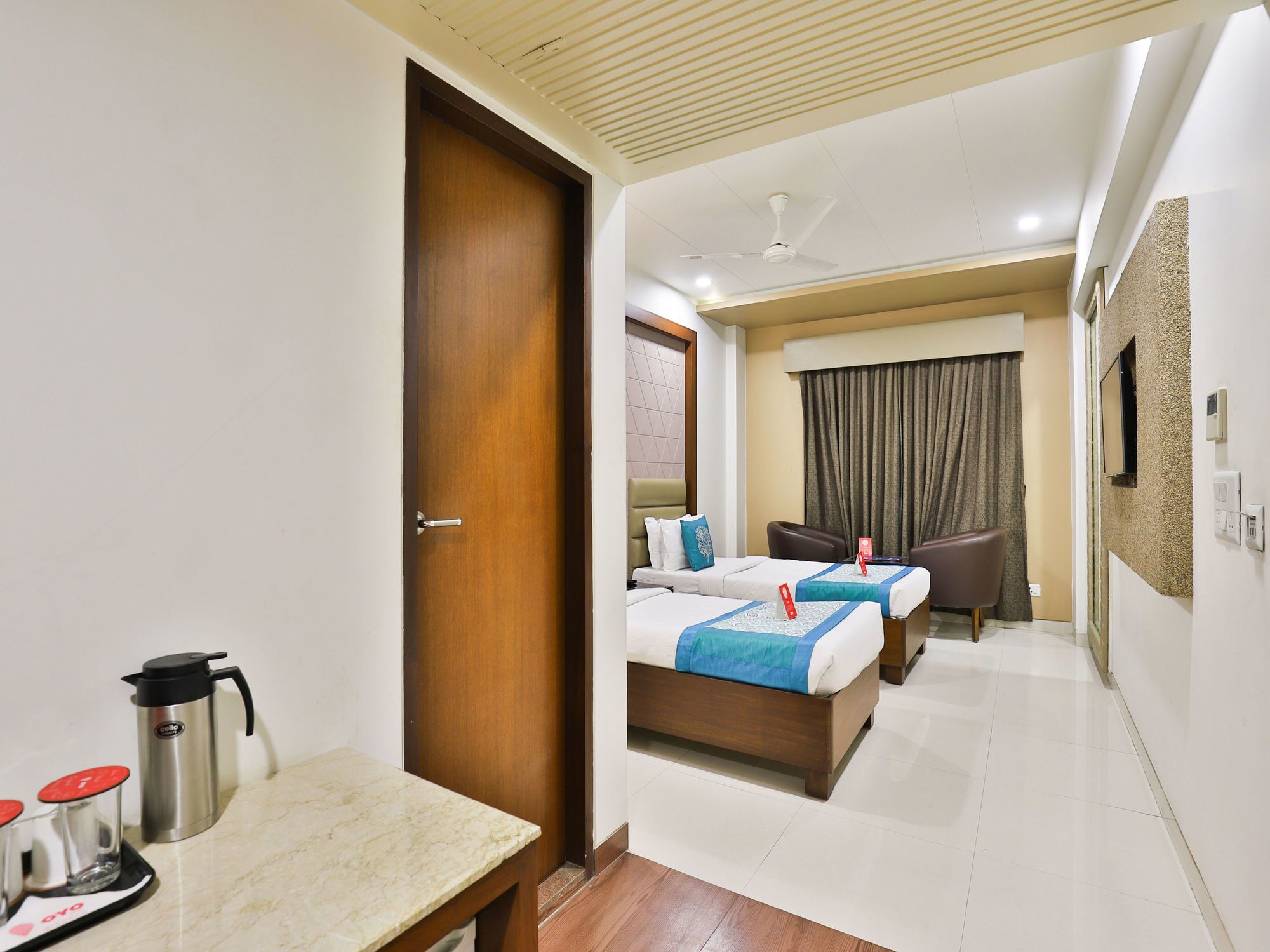 Oyo 13253 The Grand Vinayak Hotel Ahmedabad Bagian luar foto