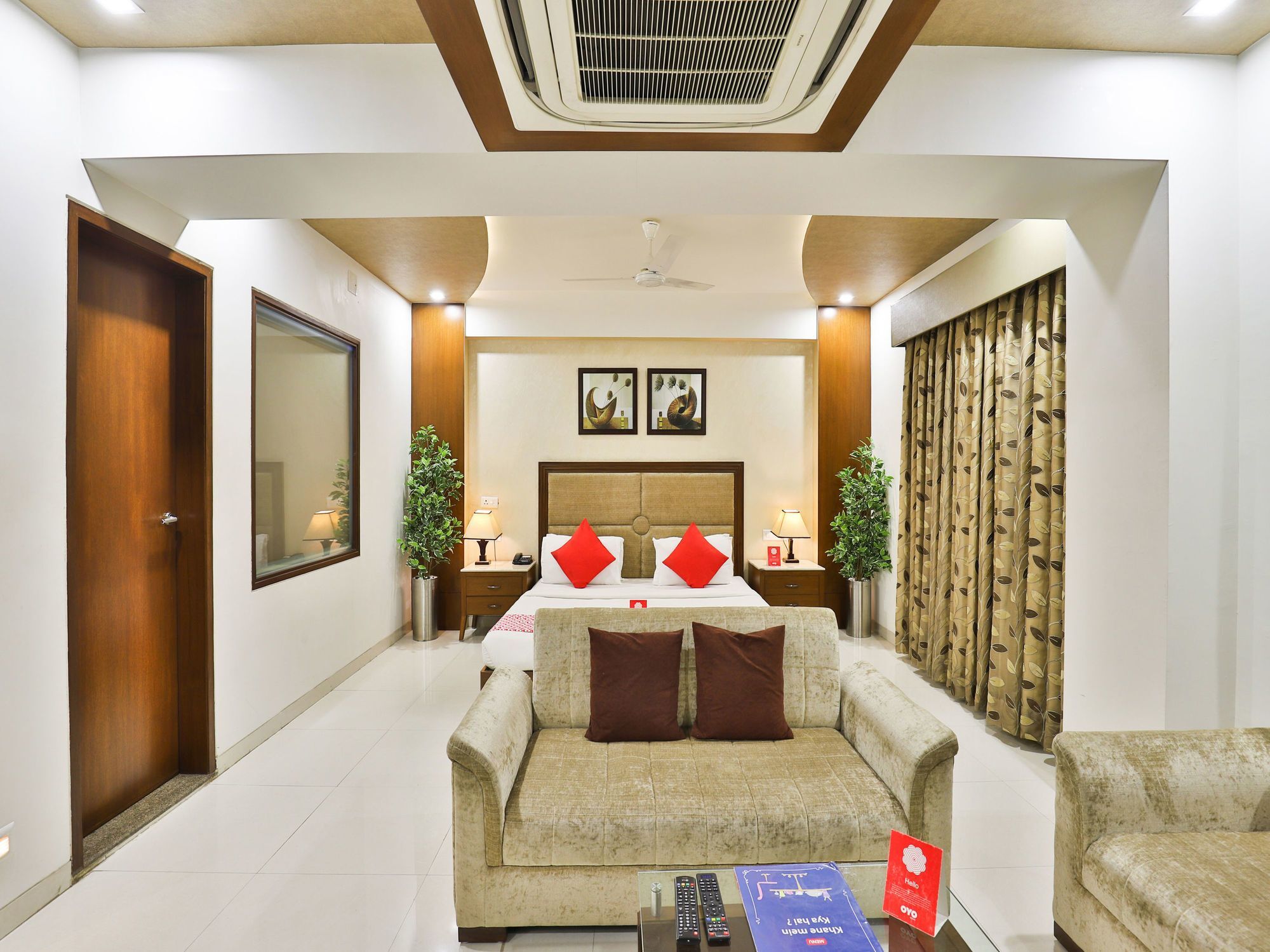 Oyo 13253 The Grand Vinayak Hotel Ahmedabad Bagian luar foto