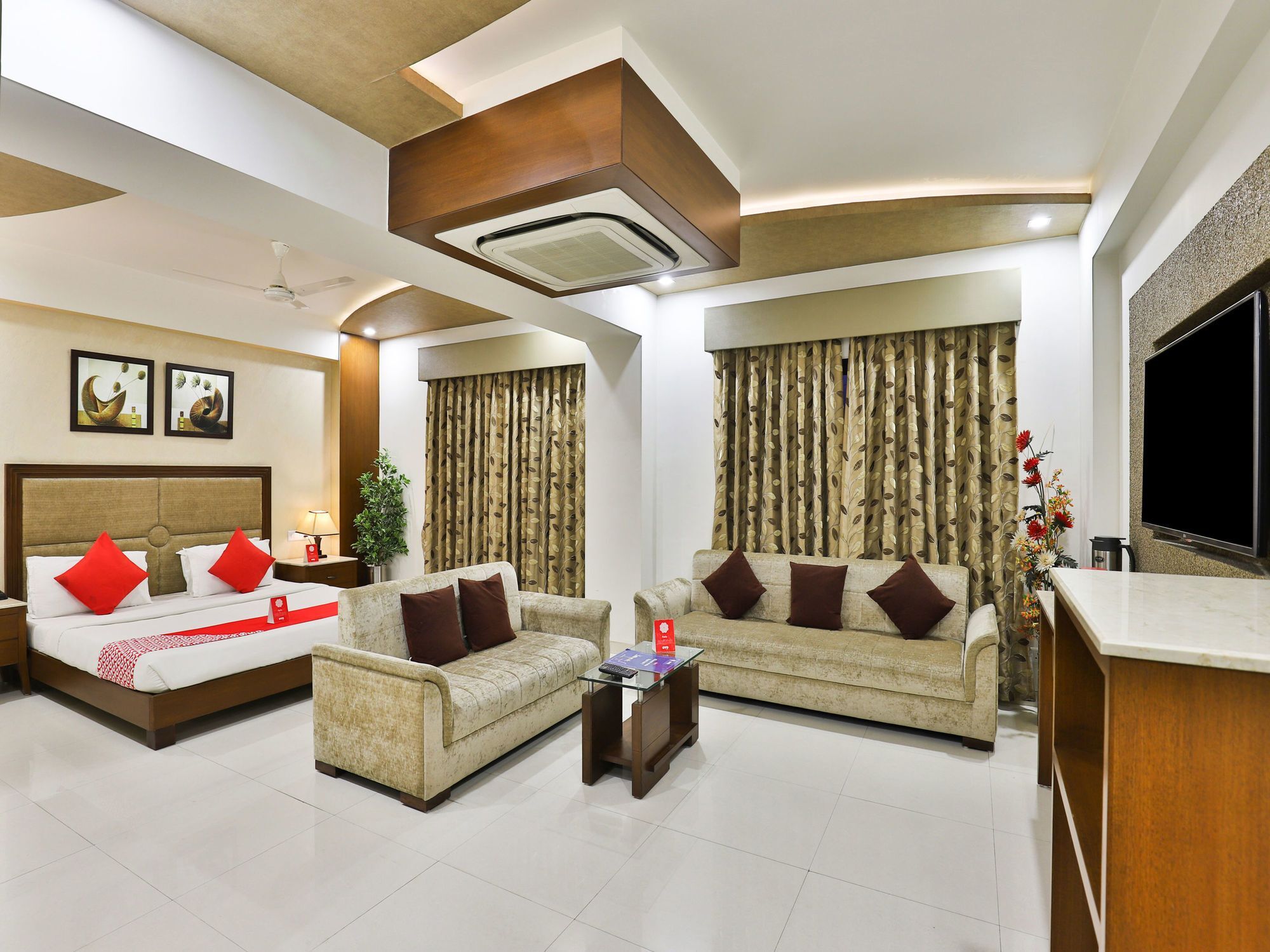 Oyo 13253 The Grand Vinayak Hotel Ahmedabad Bagian luar foto