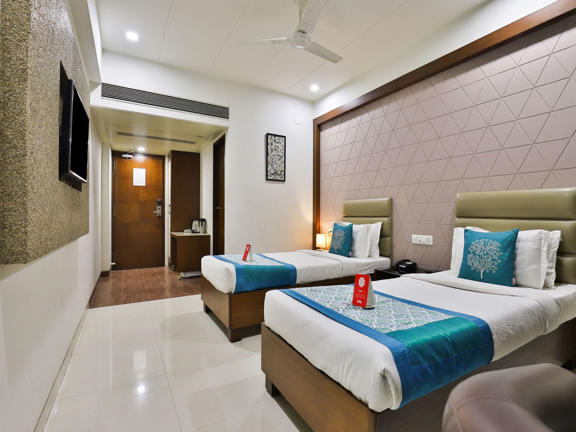 Oyo 13253 The Grand Vinayak Hotel Ahmedabad Bagian luar foto