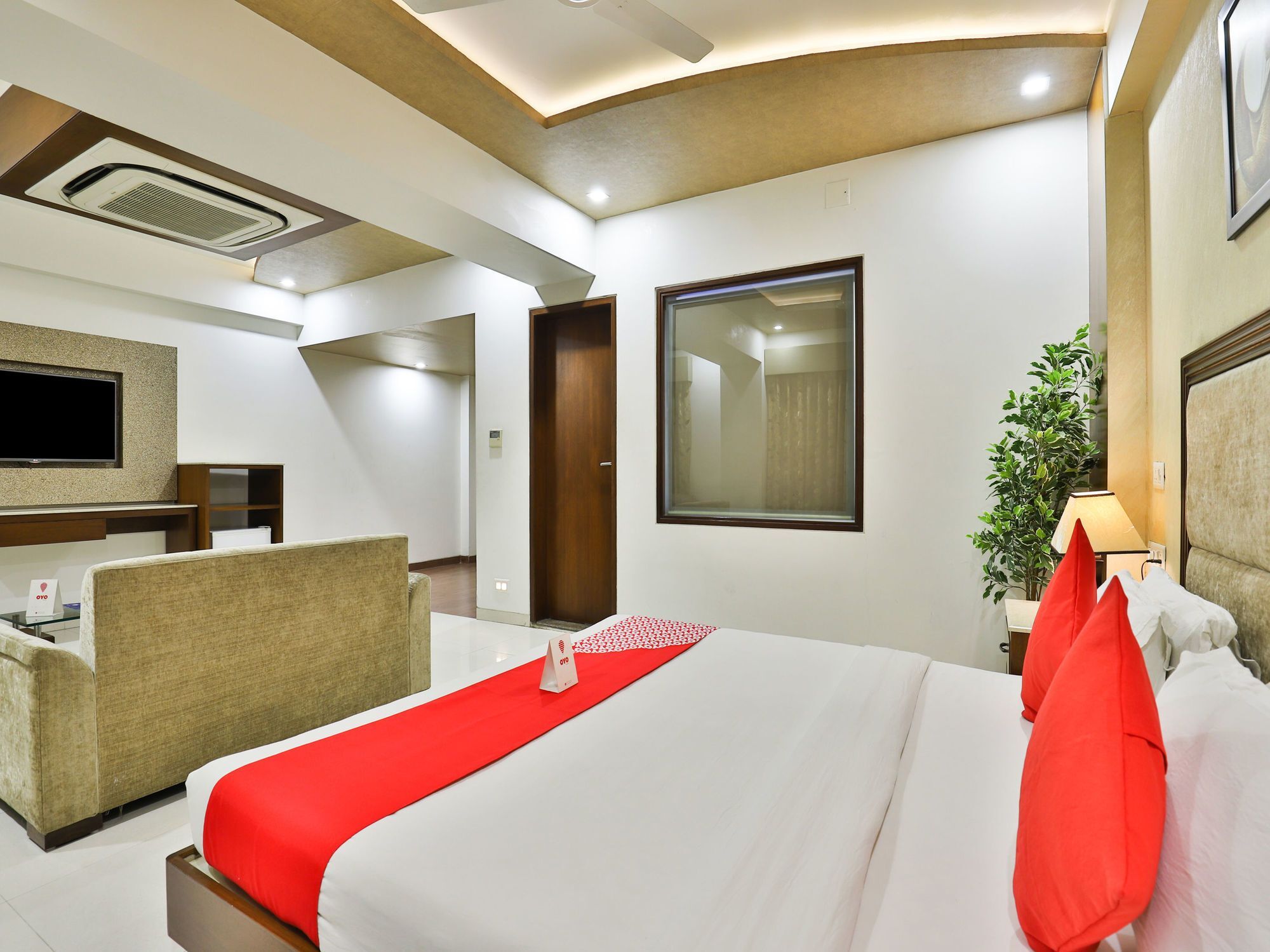 Oyo 13253 The Grand Vinayak Hotel Ahmedabad Bagian luar foto
