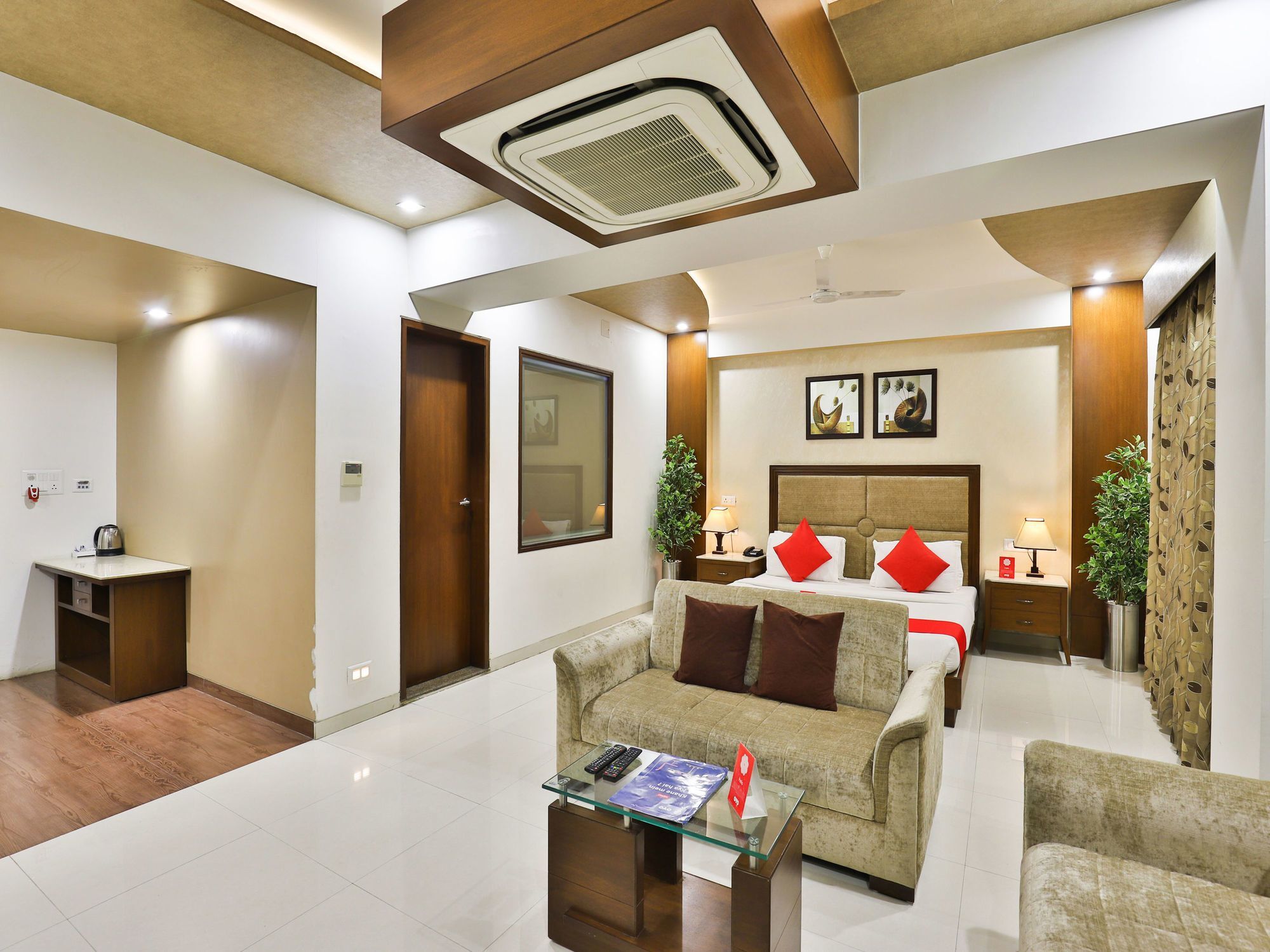 Oyo 13253 The Grand Vinayak Hotel Ahmedabad Bagian luar foto