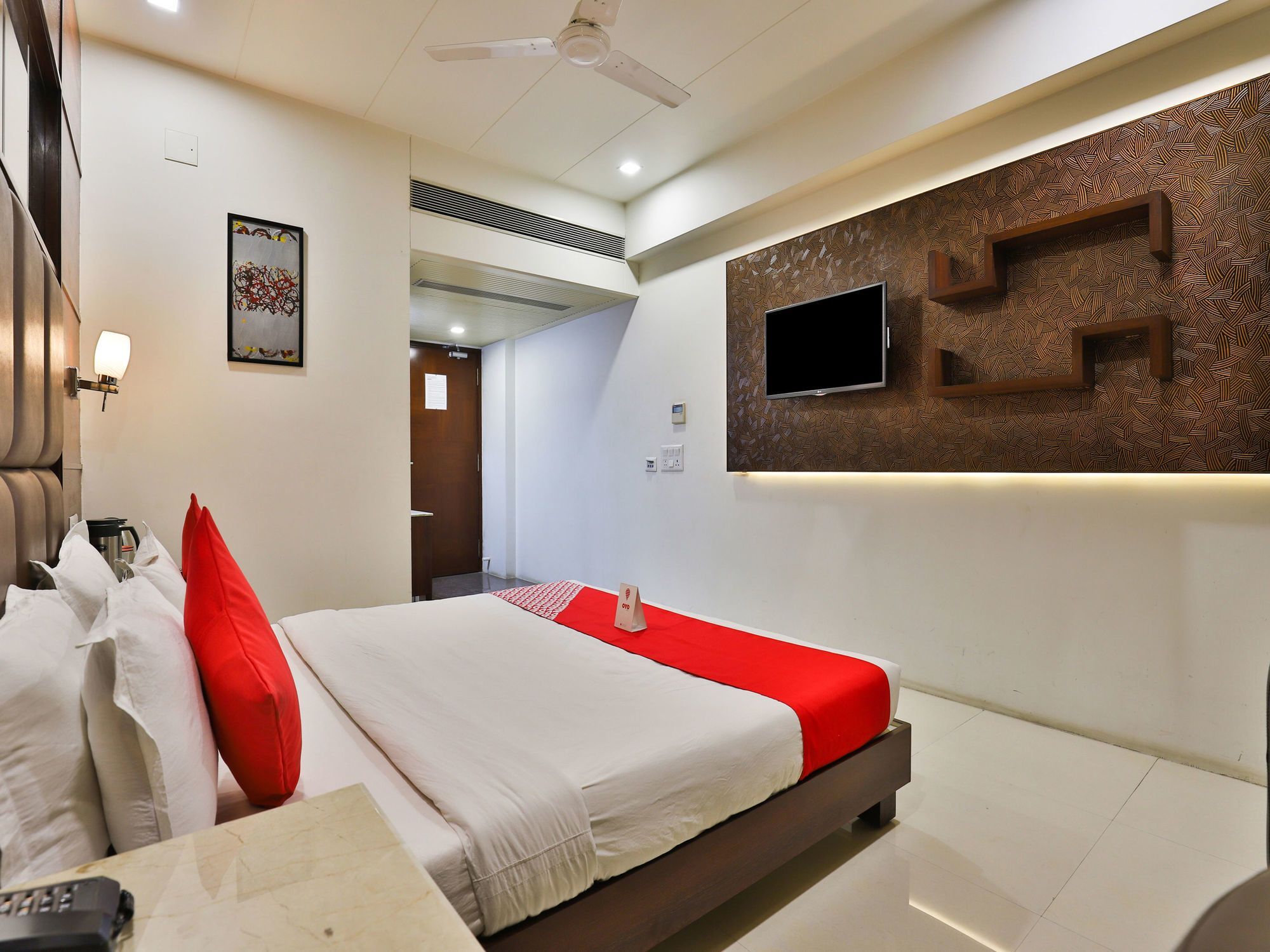 Oyo 13253 The Grand Vinayak Hotel Ahmedabad Bagian luar foto
