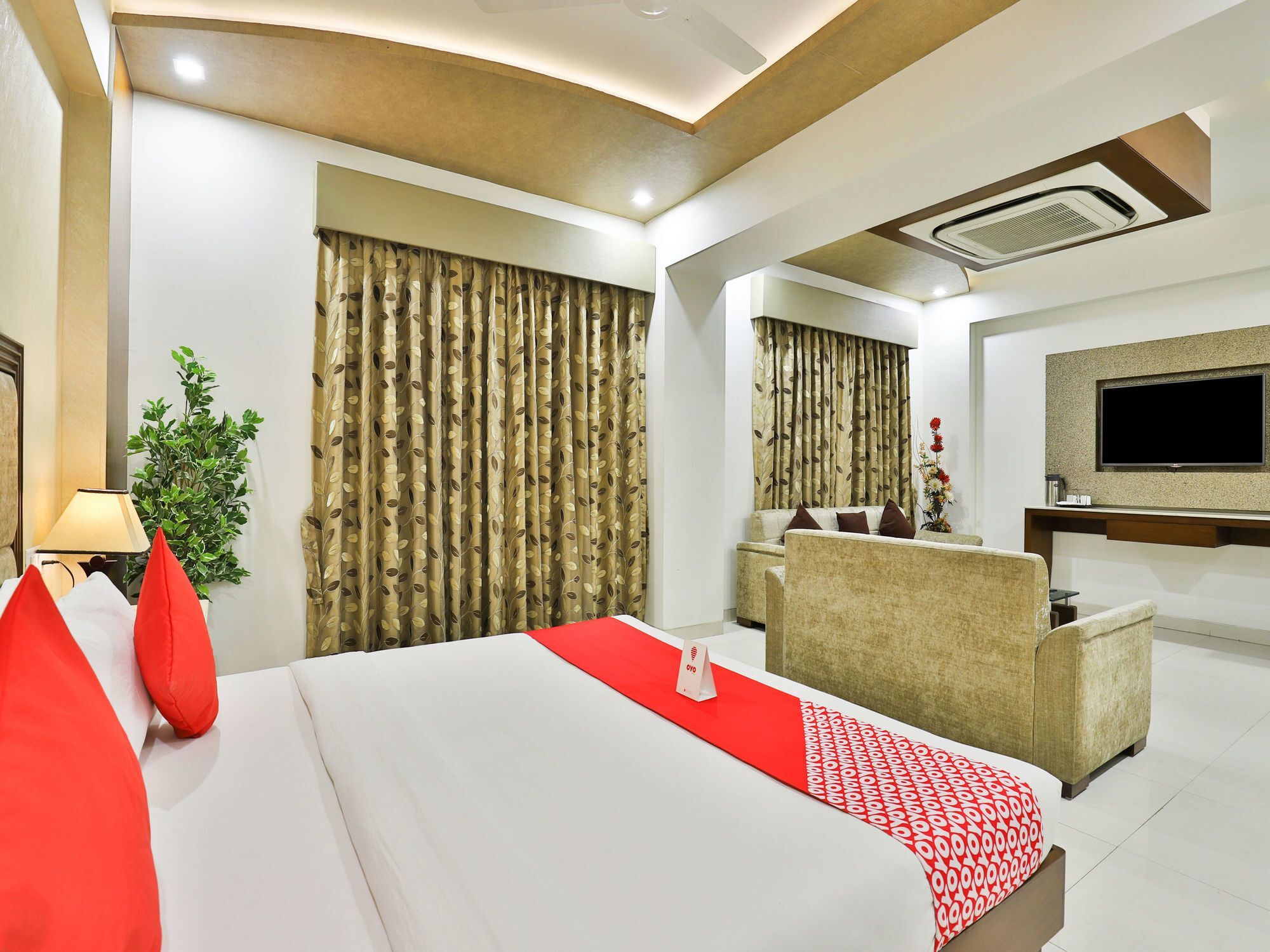 Oyo 13253 The Grand Vinayak Hotel Ahmedabad Bagian luar foto