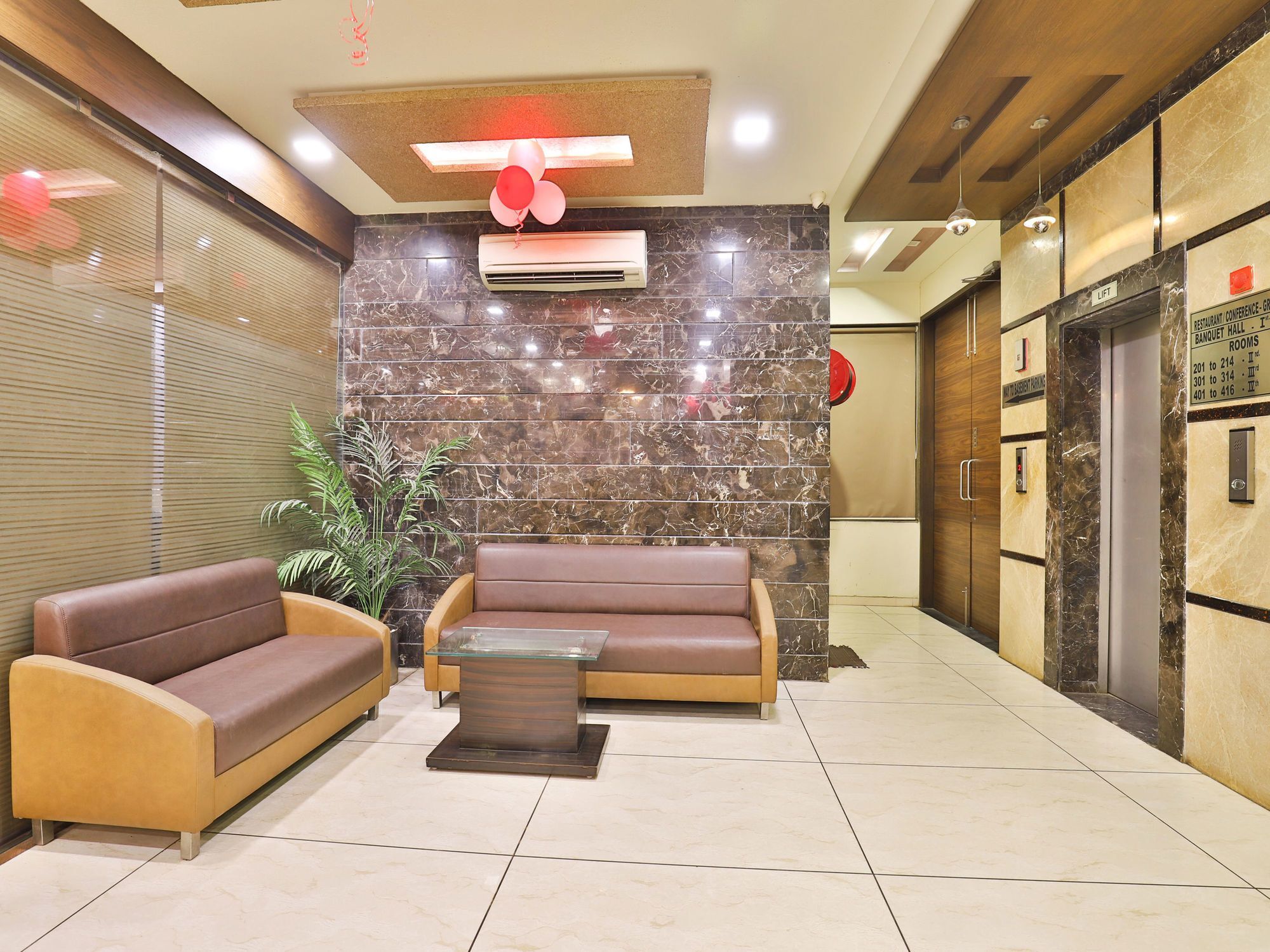 Oyo 13253 The Grand Vinayak Hotel Ahmedabad Bagian luar foto