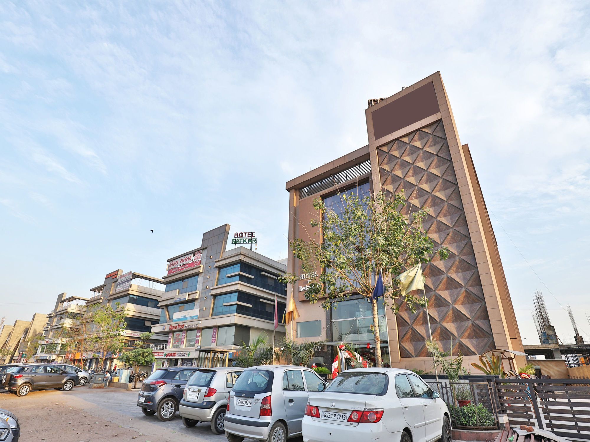 Oyo 13253 The Grand Vinayak Hotel Ahmedabad Bagian luar foto
